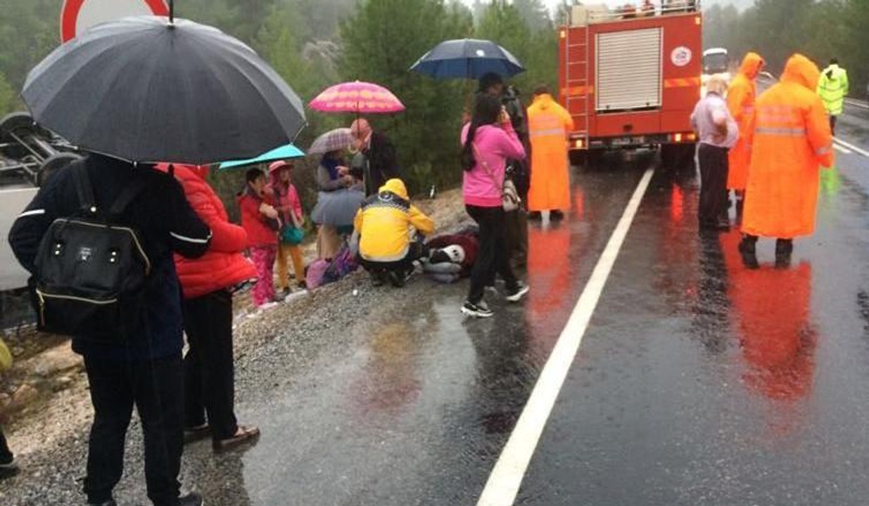 Antalya'da tur midibüsü devrildi... Kaza yerinden ilk görüntüler