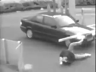 Mis KO et écraser par une voiture... C'est pas de chance