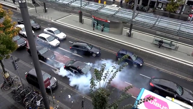 Des hommes font n'importe quoi pendant un mariage