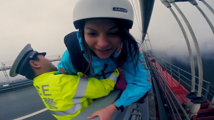 La police empêche une femme de faire du base jump