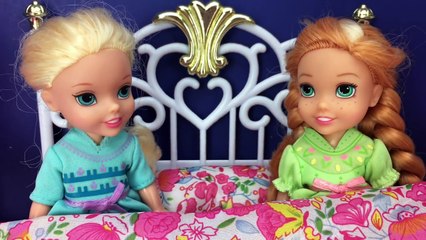 Potty Training with Frozen Elsa and Anna Toddlers! With Queen Elsa, Little Mermaid Ariel Plus More!