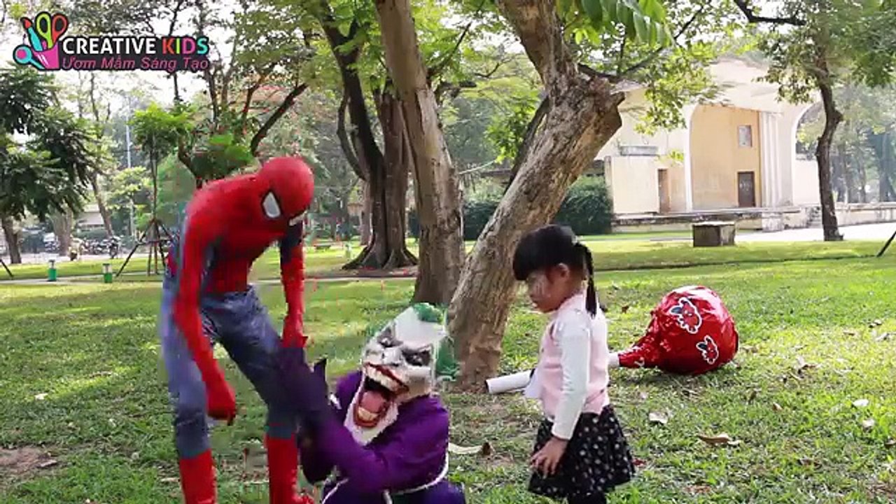 KẸO MÚT NGƯỜI NHỆN KHỔNG LỒ - Joker steals Giant Lollipops Spiderman Surprise Toys Opening