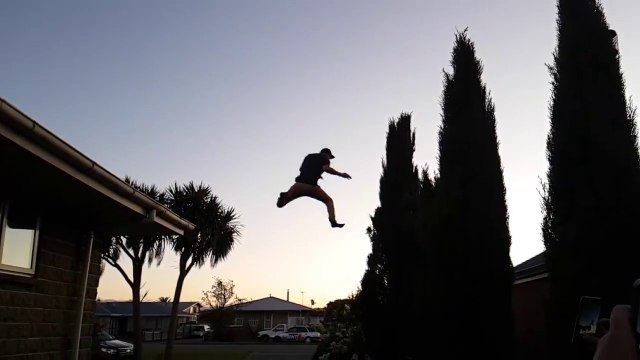 Saut du toit d'une maison dans les arbres !! Ce mec est fou !