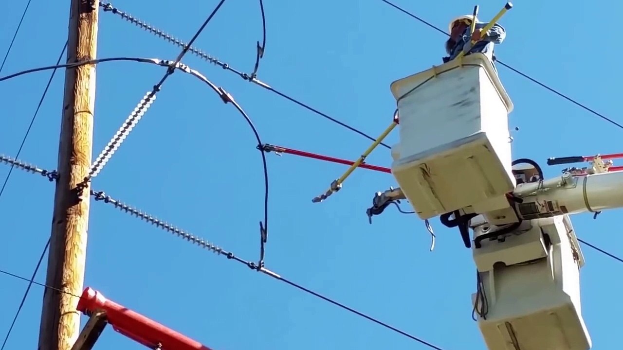 Cet électricien manque de s'électrocuter de peu et cause un arc électrique !