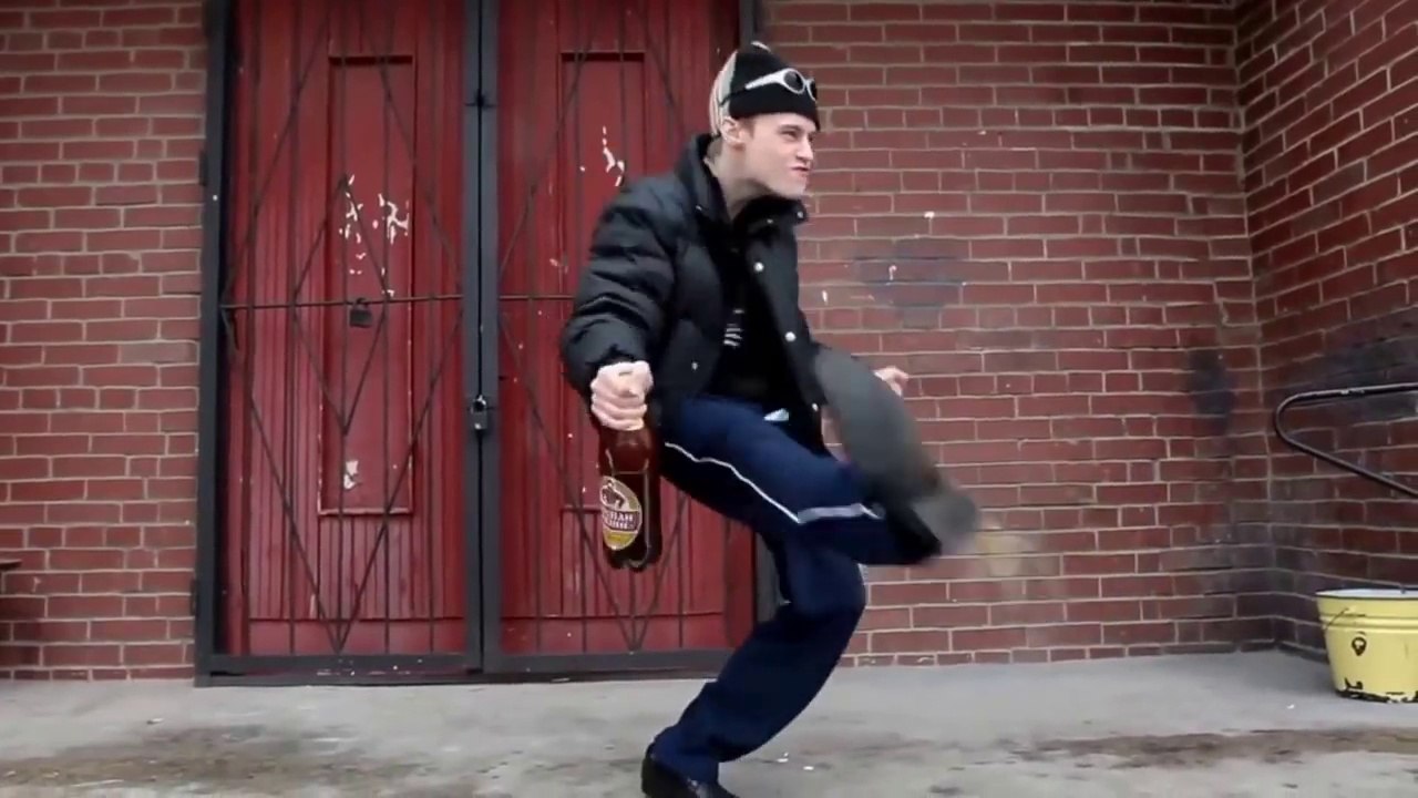 Danse de fou d'un Russe ivre sur de la musique Hard Tek !!