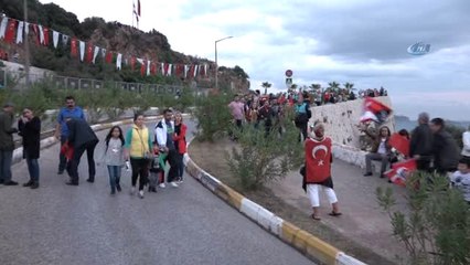 600 Metrelik Türk Bayrağıyla 4 Kilometre Yürüdüler