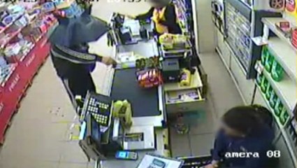 Kendisini Şemsiyeyle Gizleyip Soygun Yaptı