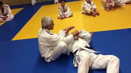 Faire lacher la main avant juji gatame