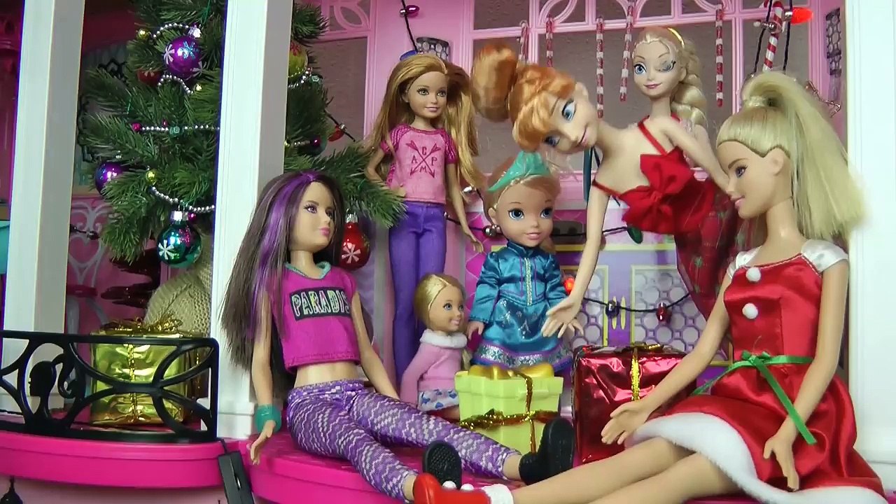 CHRISTMAS Celebration ! Elsa & Anna toddlers - Elsa causes Power Blackout - Singing Carols - Playing