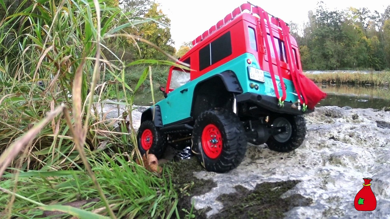 Drecksäcke fahren an der Jagst in den Sonnenuntergang