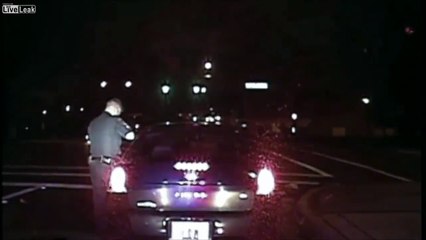 Descargar video: Lakeland police officer grazed by drunk driver during traffic stop