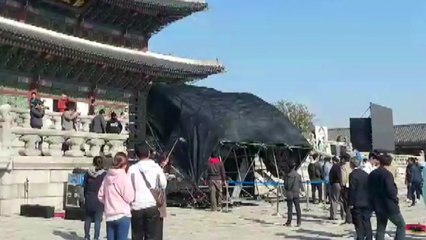 경복궁 퀴즈대회 중 대형 모니터 쓰러져 '아찔' / YTN