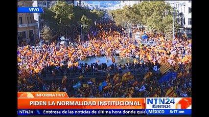 Miles de personas marchan en el centro de Barcelona por la unidad de España