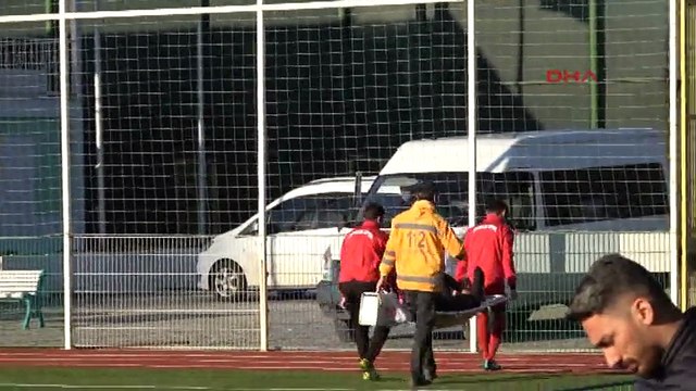 Sakatlanan futbolcu sedye üzerinde dakikalarca ambulans bekledi