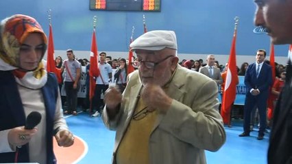 90 Yaşındaki Yaşlı Adam Cumhuriyet Bayramı'nda Şiir Okudu