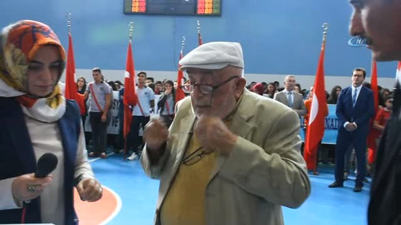 90 Yaşındaki Yaşlı Adam Cumhuriyet Bayramı'nda Şiir Okudu
