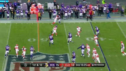 Cleveland Browns quarterback DeShone Kizer pump fakes, runs for 5 yards