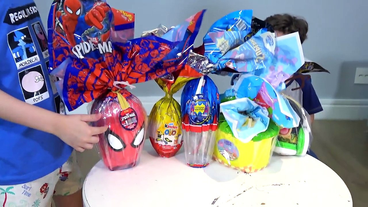 OVOS DE PÁSCOA DO HOMEM ARANHA PEPPA PIG KINDER OVO MINIONS SUPERMAN - Paulinho e Toquinho