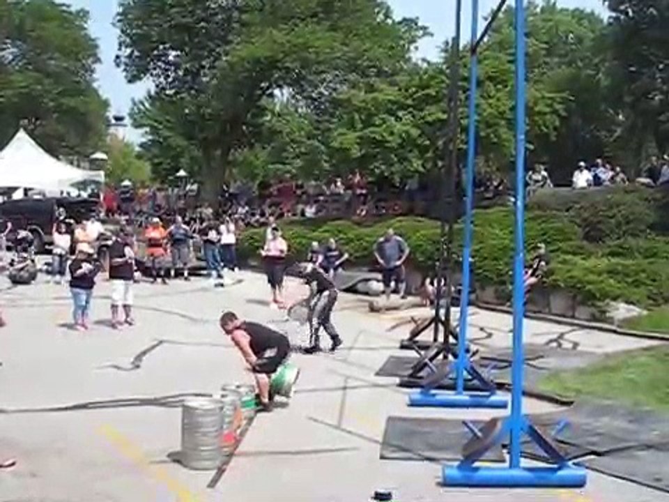 Mis KO par un fut de bière de 20kg en plein concours de lancer de fût de bière !