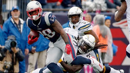 White makes defenders look silly on 27-yard screen pass