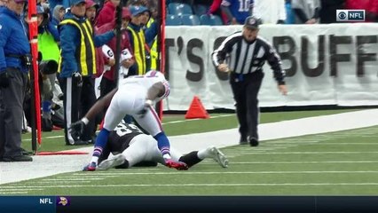 Amari Cooper gets low and makes a scooping grab down the sideline