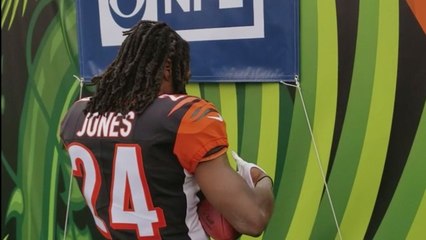 Adam Jones signs autographs before game vs. Colts