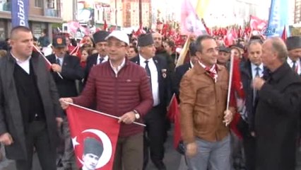 Beylikdüzü'nde Vatandaşlar Cumhuriyet İçin Yürüdü