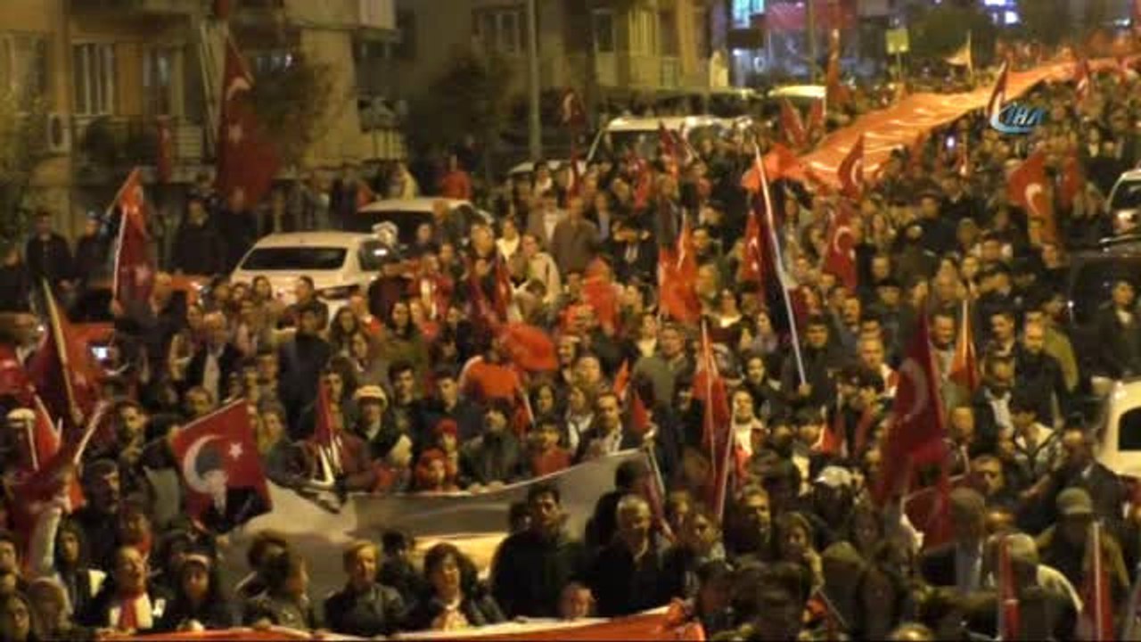 Cumhuriyet Yürüyüşünde 500 Metre Uzunluğunda Bayrak Açıldı