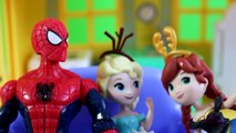 Homem Aranha faz Cocô Colorido com Frozen Elsa e Frozen Anna