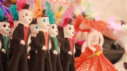 Con alfeñiques y coronas de flor de piedra, pueblo mexicano se prepara para el Día de Muertos