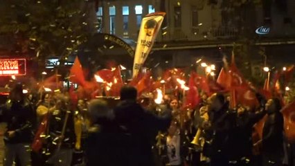 Ellerinde Bayrak ve Meşaleler ile Yürüdüler