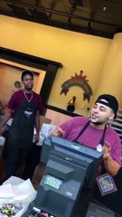 Des serveurs chanteurs dans une patisserie