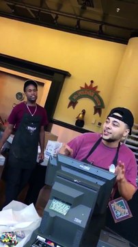 Des serveurs chanteurs dans une patisserie