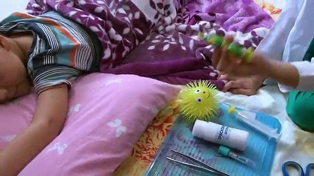 МУЛЬТИПСИК играем с уколами Видео про доктора для детей ставим уколы детям Зомби напали на ребенка