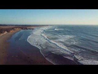 下载视频: Friends Film Kite Surfing Adventure With Drone