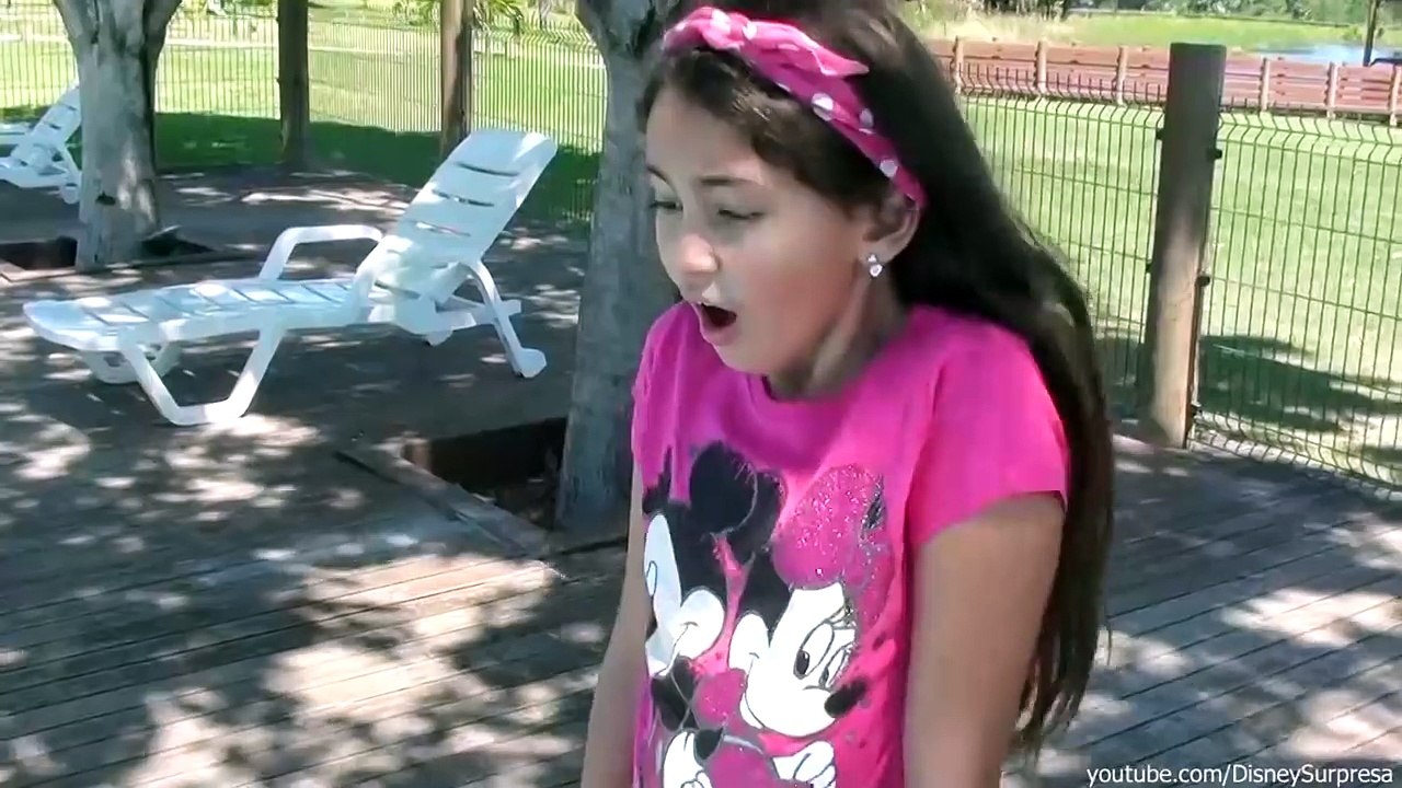 A menina sereia! Historinha da Bela com cauda de sereia na piscina | DisneySurpresa