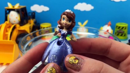 LOS CONEJITOS DE PASCUA AL TRABAJO CON EL BULDOCER CAT MOTORIZADO Y 16 HUEVOS SORPRESA Y PLAY DOH