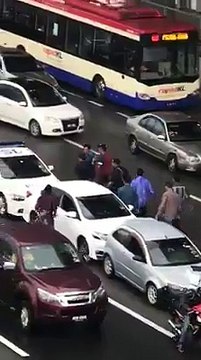 Enam Lelaki Bergaduh Selepas Kenderaan Terbabit Kemalangan