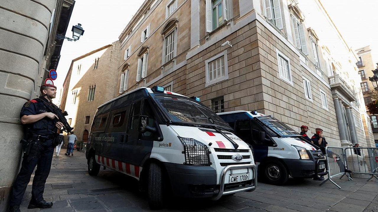 Los Mossos supervisan la salida de sus despachos de los exconsejeros destituidos