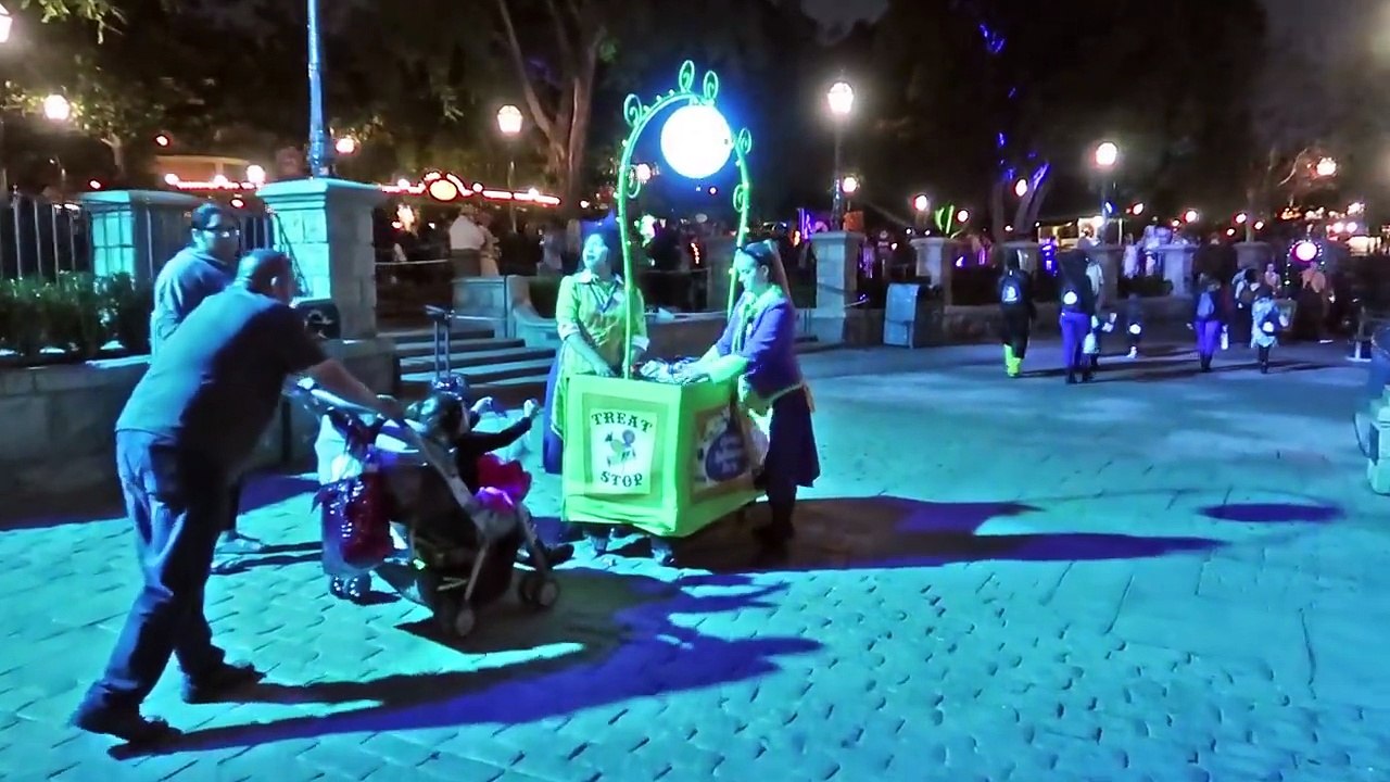 Halloween Party At Disneyland! | Mickey's Halloween Party, Characters & Frightfully Fun Parade