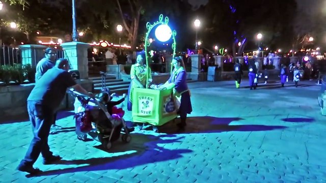 Halloween Party At Disneyland! | Mickey's Halloween Party, Characters & Frightfully Fun Parade