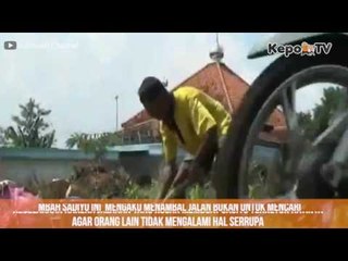 Mbah Sadiyo, Pemulung Yang Rela Menghabiskan Uangnya Untuk Menambal Jalan Ini Perlu Dicontoh!