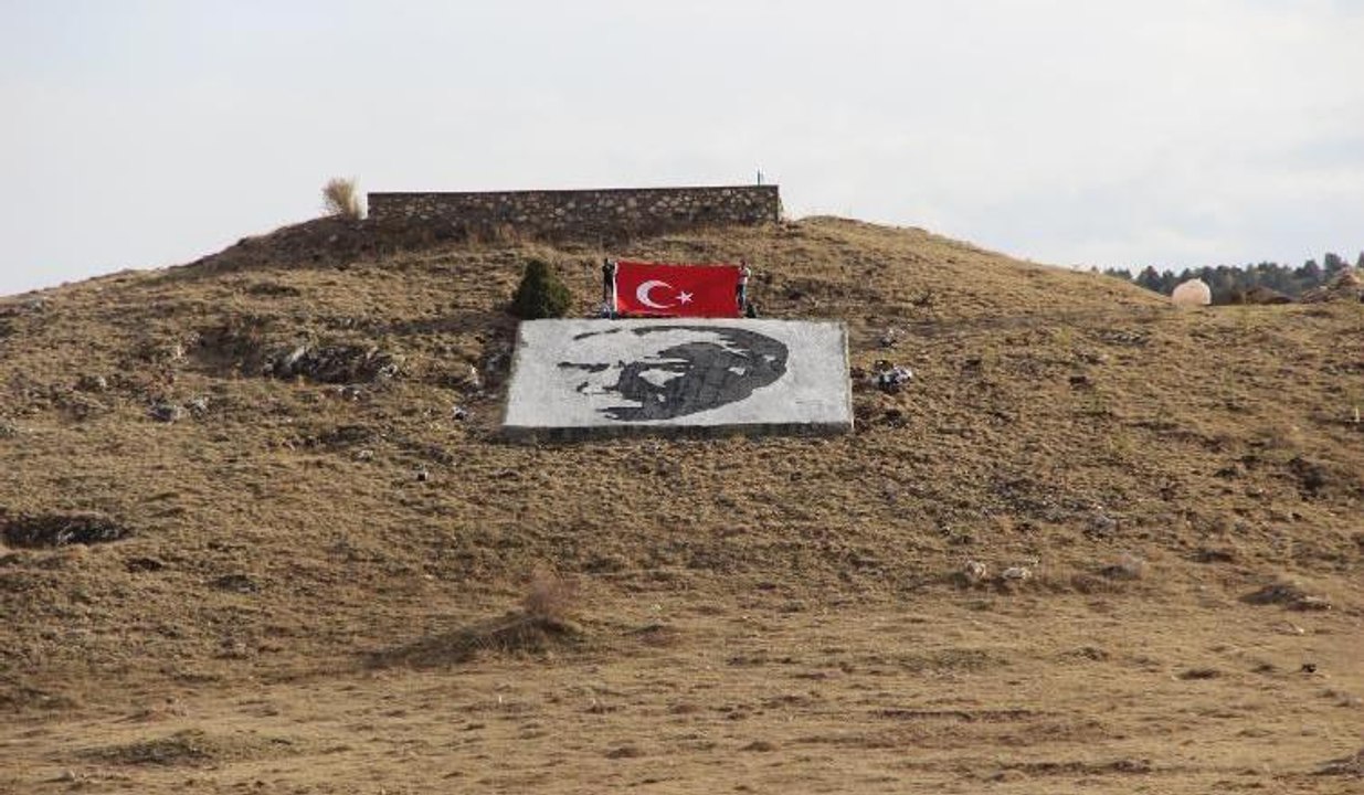 Köy sakinleri yamaçta dev Atatürk portresi yaptı