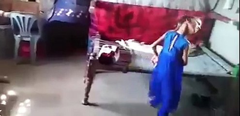 Une petite fille vit depuis toujours avec la tête penchée à 90 degrés