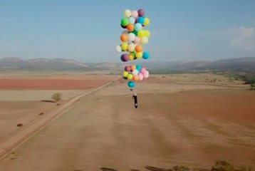 Là-haut 2.0 : un homme vol grâce à des ballons d'hélium
