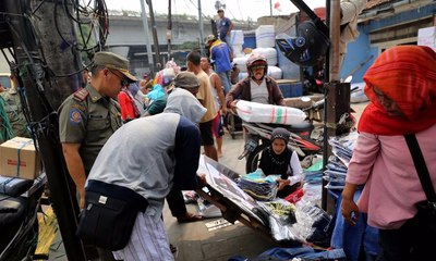 Kericuhan Terjadi Saat Penertiban PKL Tanah Abang
