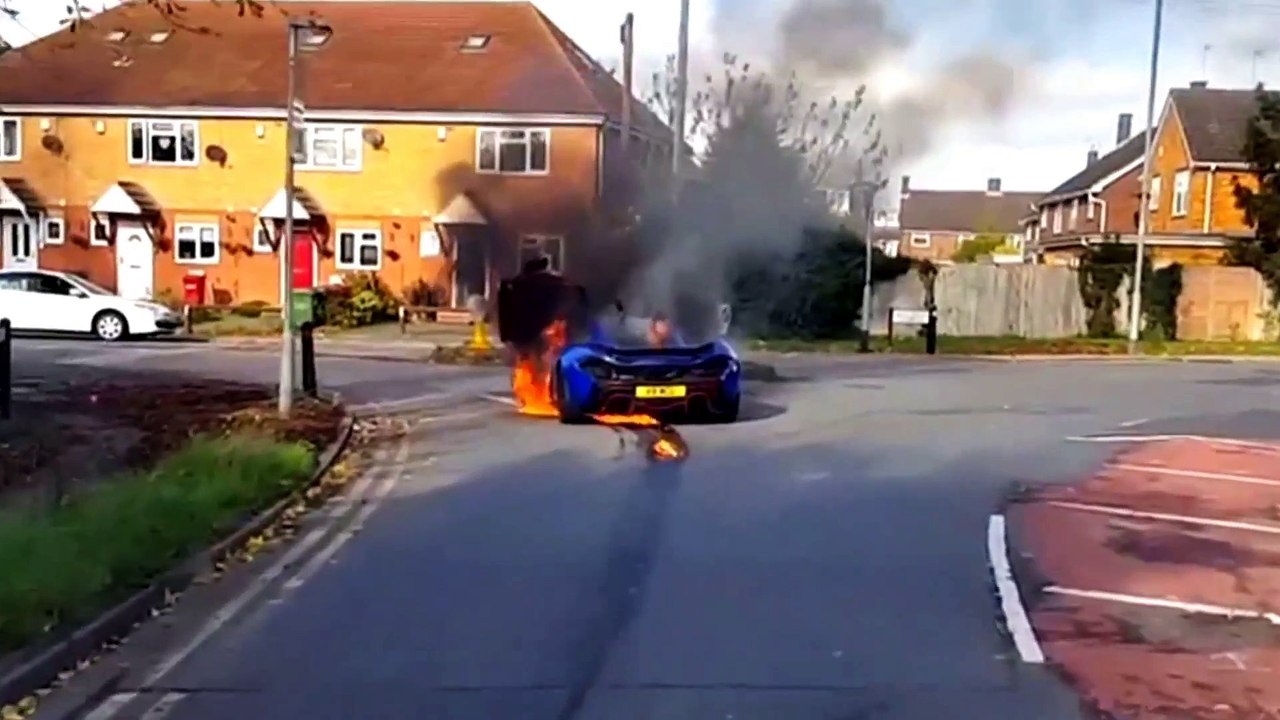 Une McLaren P1 prend feu dans un rond-point près de Londres