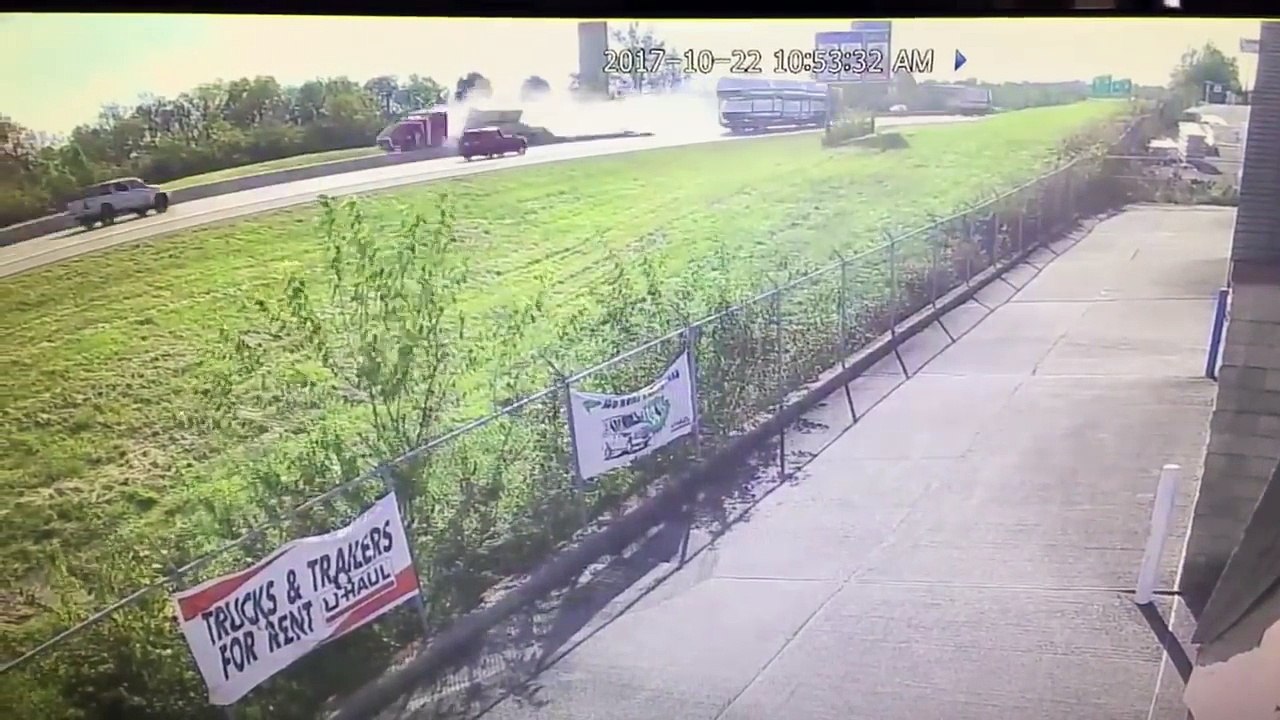 Un camion perd son chargement et crée un chaos total sur l'autoroute