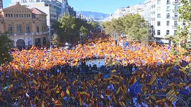 Catalogne : des centaines de milliers d'unionistes protestent contre l'indépendance