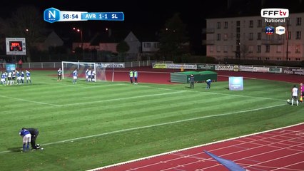 La tête de Mayela passe juste à côté.